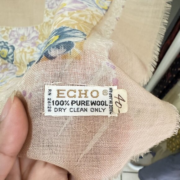 Vintage Echo Women's 100% Pure Wool Light Pink Floral Knit Wide Scarf 49" x 47" - Picture 6 of 7
